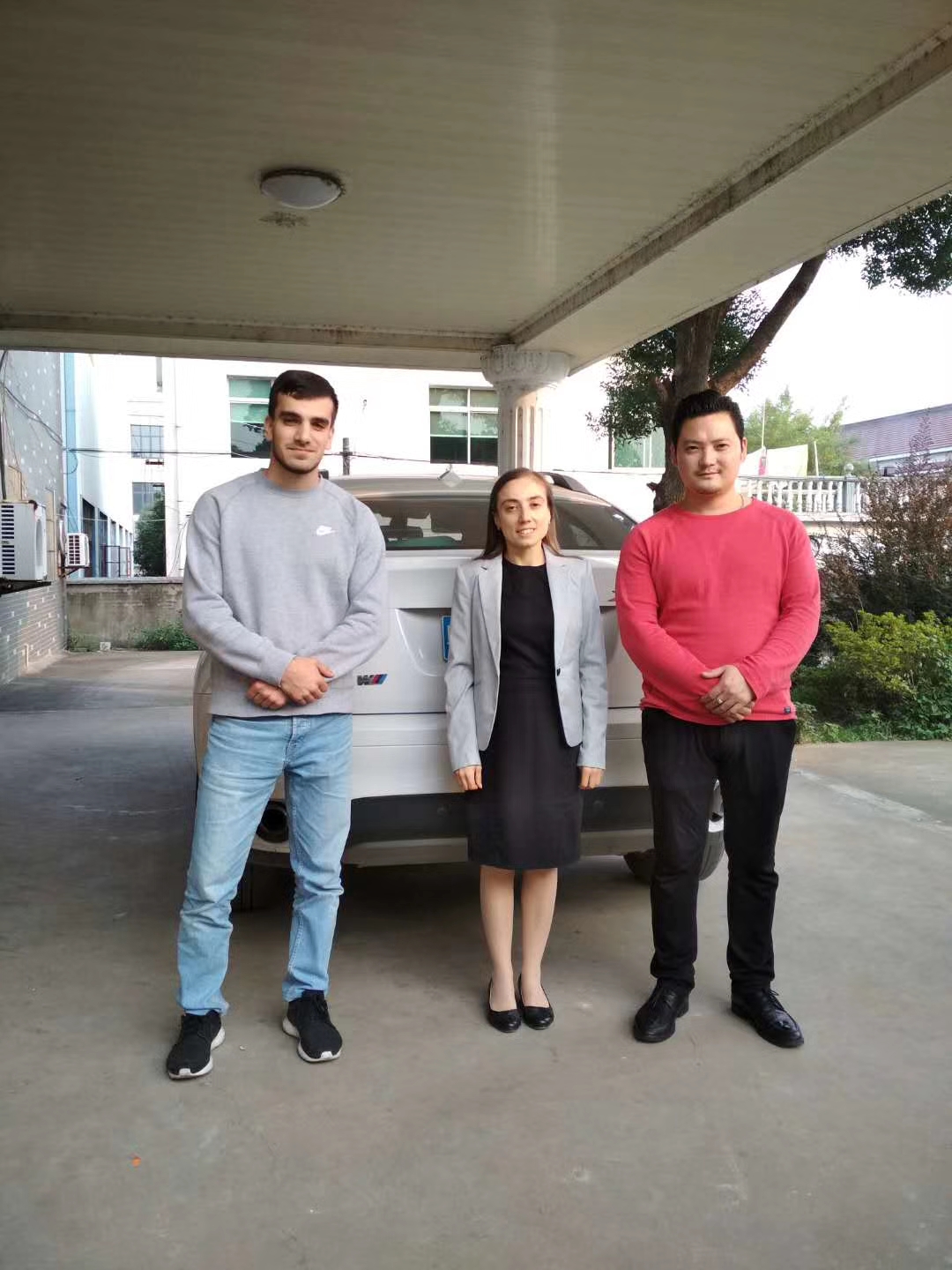海外客户莅临我司实地考察，深化双边机械业务合作 Title: Overseas Clients Visit Our Factory for Field Inspection to Deepen Bilateral Machinery Cooperation